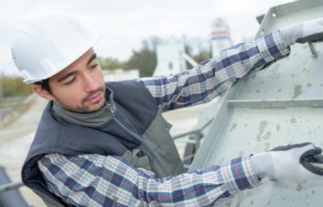 construction-worker-at-building-site-P7PVS7K-Copy