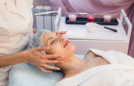 woman-cosmetologist-to-work-in-beauty-salon-PBPEKXH_1000x600